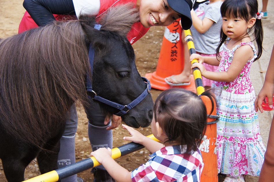 ポニーと触れ合う